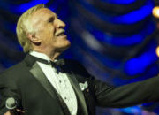 Legendary UK entertainer Sir Bruce Forsyth dies.