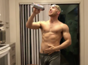 Shirtless & Freeballing to Dreamgirls : the perfect Saturday Morning video