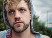 Brit queer actor DENHOLM SPURR gets hot in NO SWEAT