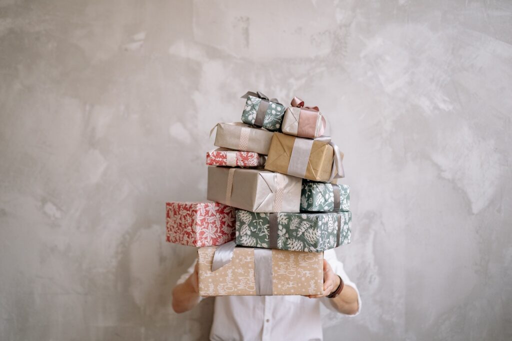 Queerguru’s very romantic Peter Minkoff shares his tips for “Best Unexpected Gifts for the Love of Your Life”