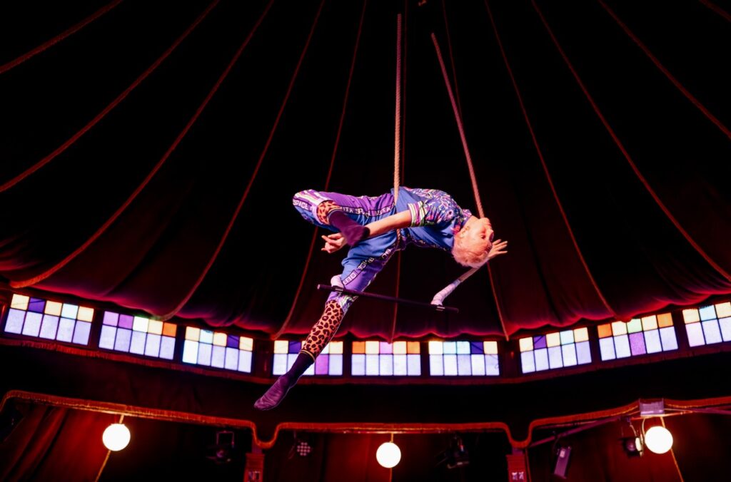 THE REVEL PUCK CIRCUS  is a young innovative circus troupe based in London with an extraordinary all-female lineup