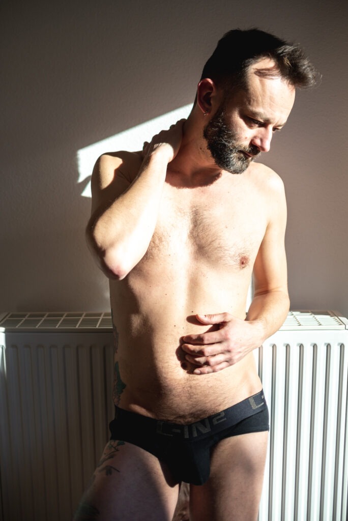 ELSKA puts the spotlight on a selection of ordinary men of Munich introducing them through a combination of intimate photography and personal storytelling.