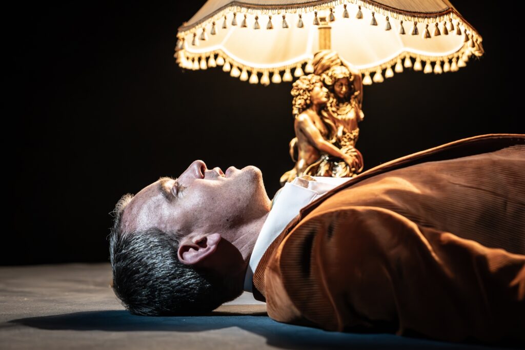Queerguru’s Ris Fatah reviews The Importance of Being Oscar, a timely revival of Michael Mac Laimmoir’s 1960 monologue about the legendary poet and playwright Oscar Wilde. Now on at London’s Jermyn Street Theatre.