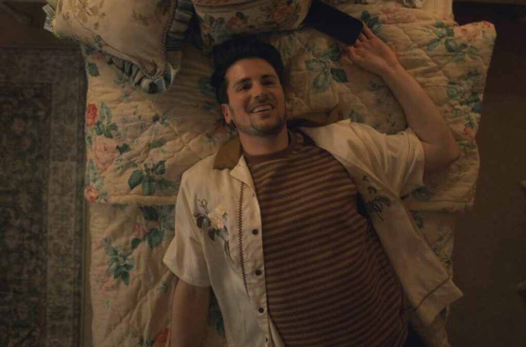 Queerguru reviews Noam Ash’s life after a painful breakup in “BOOKENDS “