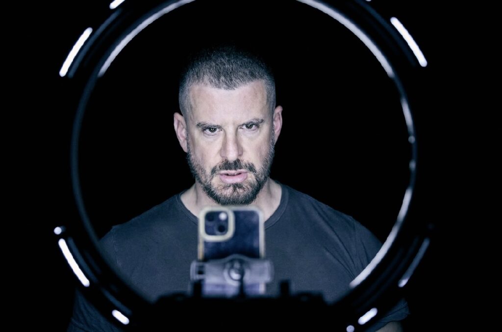 Queerguru’s Ris Fatah reviews ‘SMOKE’  a thought provoking play by/starring Alexis Gregory